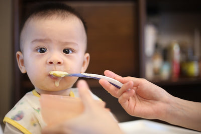 Think Twice Before Letting Your Baby Sample Solid Foods While Breastfeeding